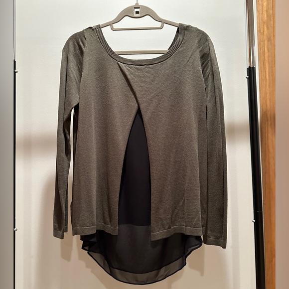 Express layered top with open back- size Medium - Picture 4 of 6